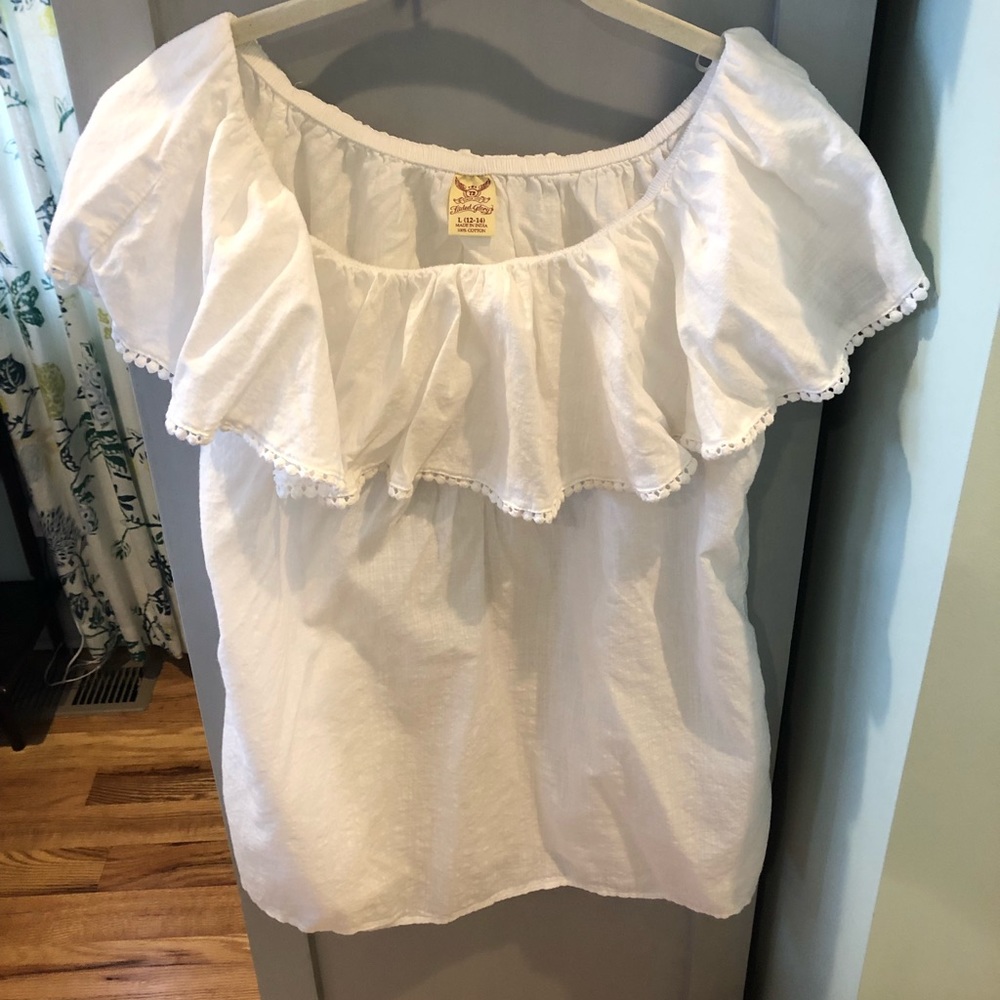 Off the shoulder white shirt !